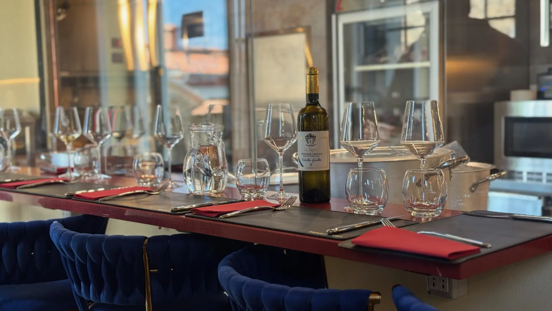 Il banco affacciato sulla cucina a vista della Hosteria La Togata